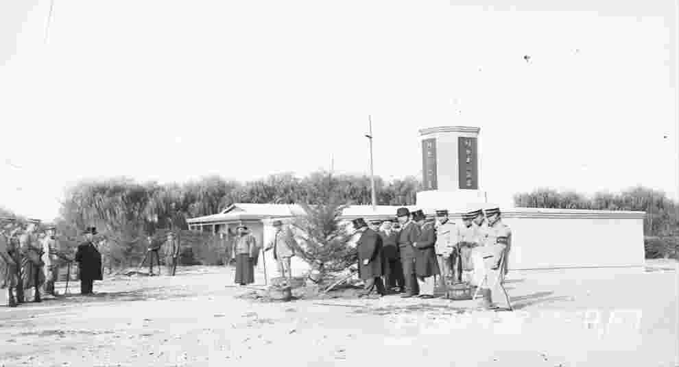 1912年9月24日，黄兴等人在烈士彭家珍墓前植树。(1).jpg