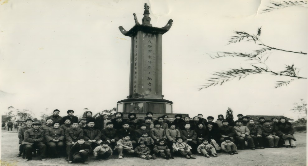 彭家珍亲属悼念烈士1(1).jpg