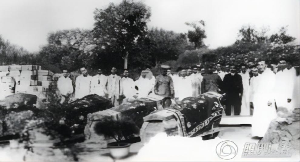 1912年9月24日，孙中山参加彭家珍迁葬仪式(1).jpg